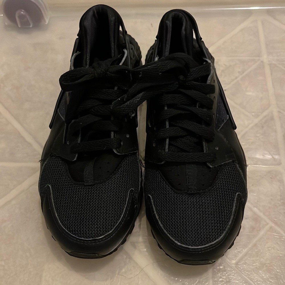 Nike Huarache Black size 5Y Like New